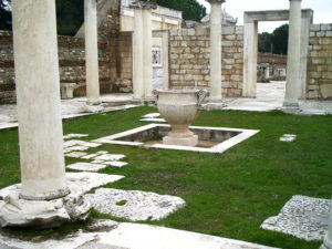 Sardis_Synagogue_courtyard