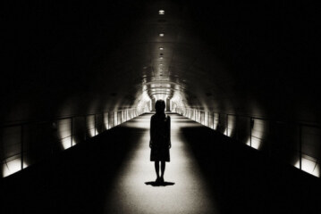 Karanlık İfşa Eder